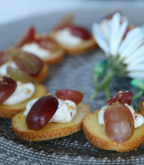 grape appetizer on mini toast