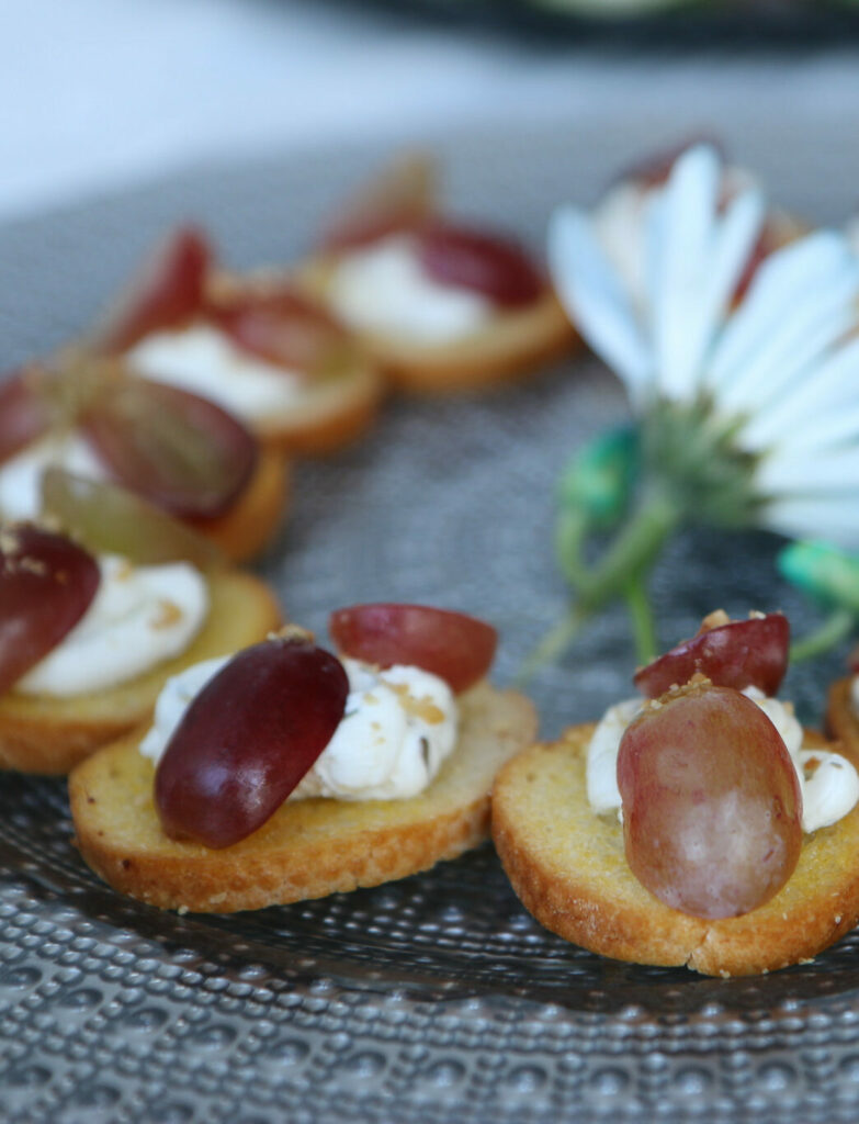 grape appetizer on mini toast