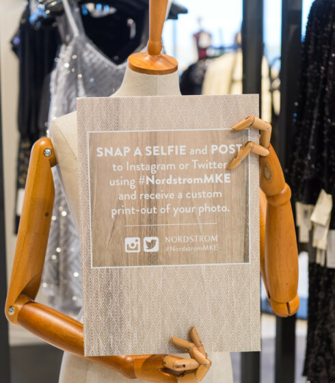 mannequin selfie sign