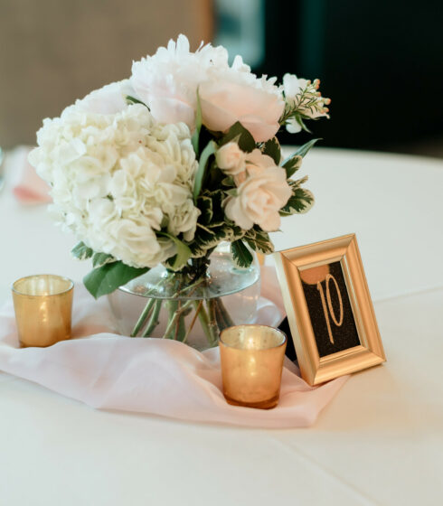 minimalistic wedding centerpiece